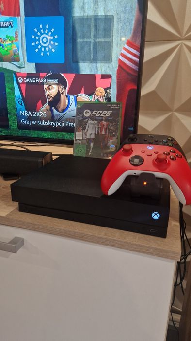 Konsola Xbox One X 1TB  4K + 2 pady + FC26/Forza 5