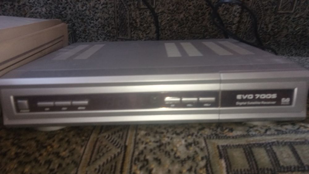 Продам спутниковый ТВ - тюнер Evolution 700s