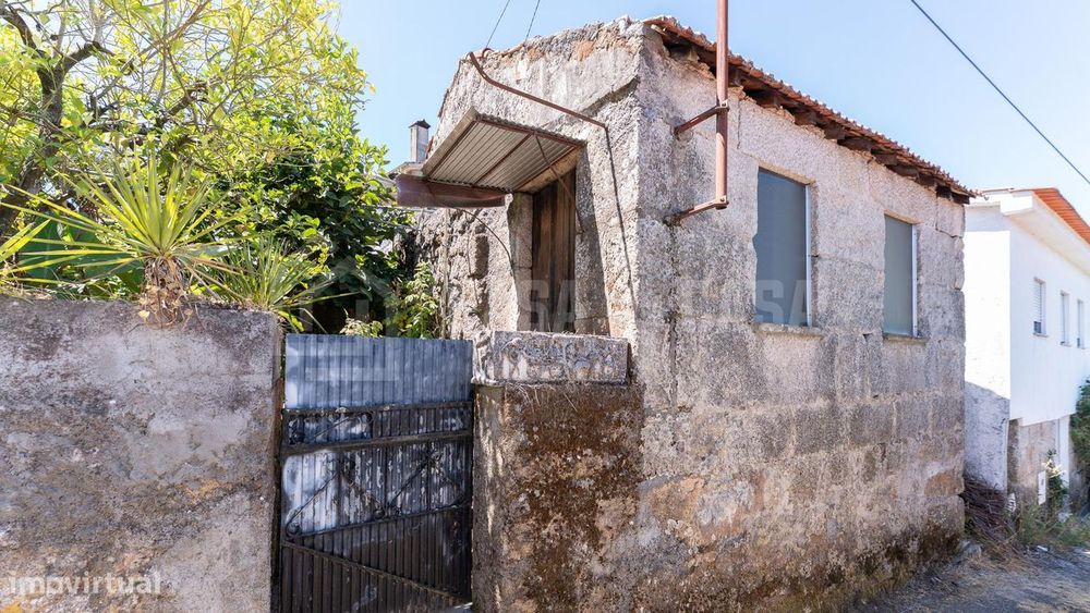 Detached House for Restoration in Queirela