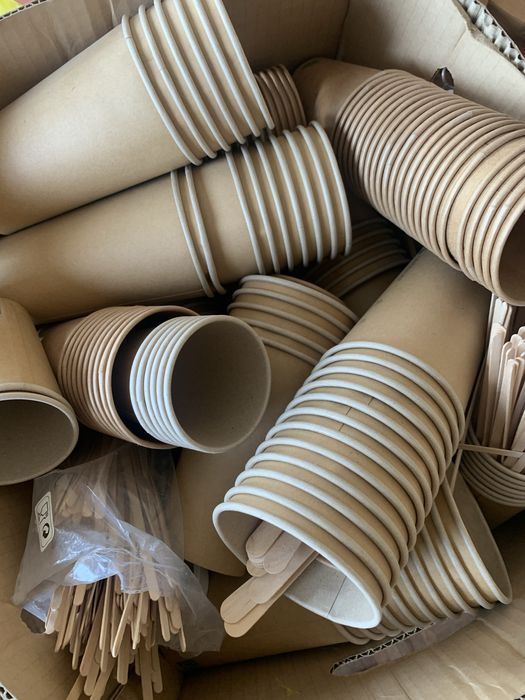 Vários copos e papel e colheres de madeira