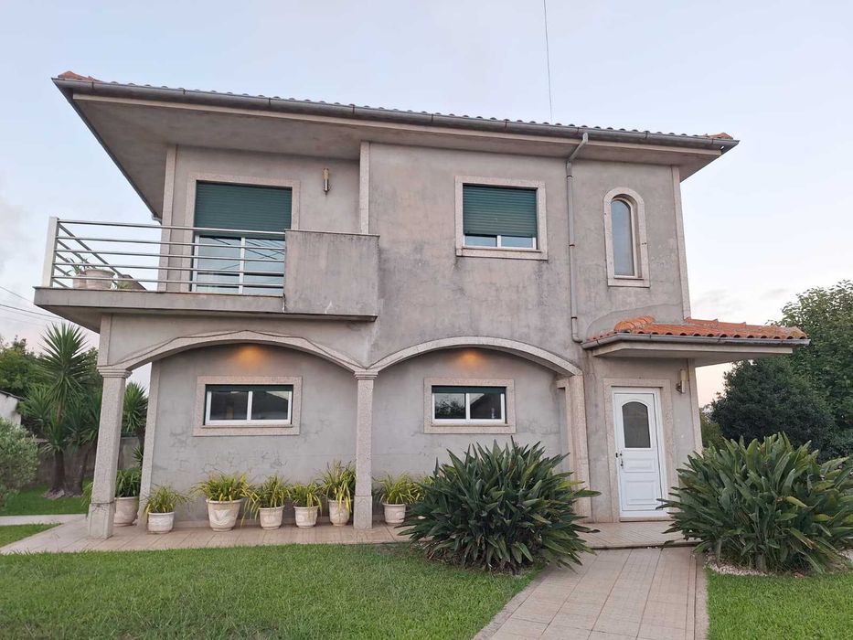 Moradia T4 totalmente independente mobilada e equipada