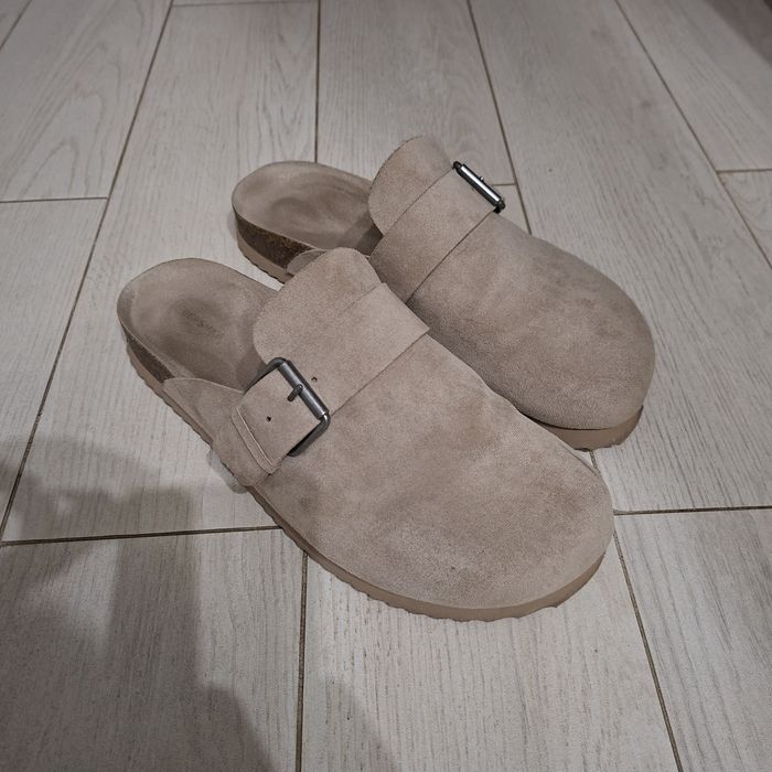 Чоловічі шльопанці Bershka (розмір 43) / Замшеві сабо