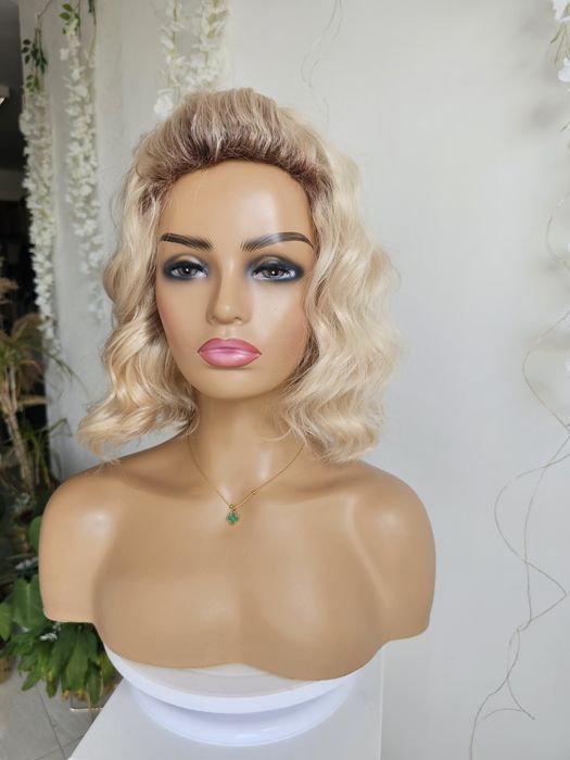 Peruka Giselle jasny perłowy blond naturalny efekt fale loki