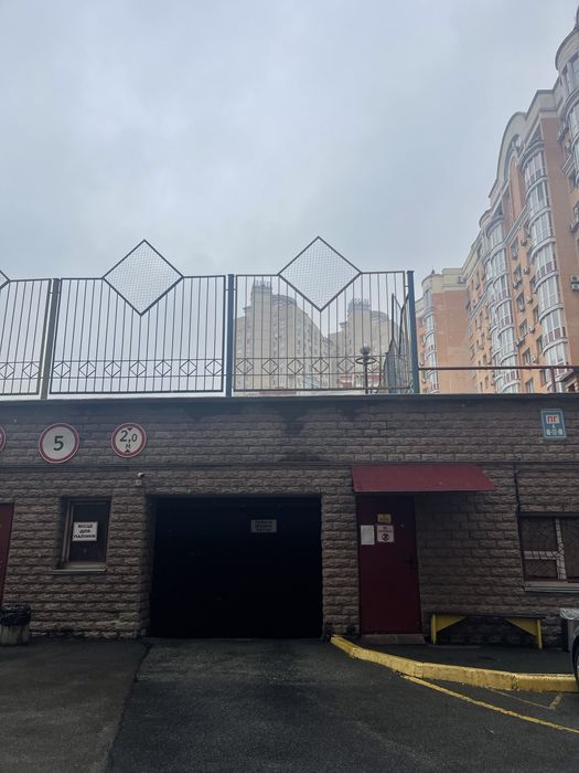 Продаж паркомісця. Пр. Володимира  Івасюка 4.