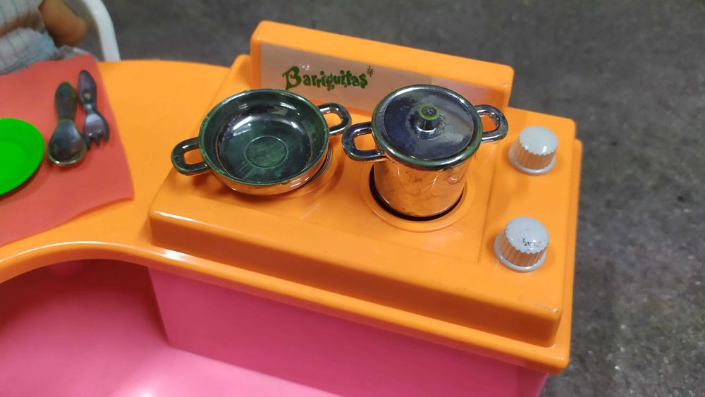 Cozinha das barriguitas, utensílios e bonecas