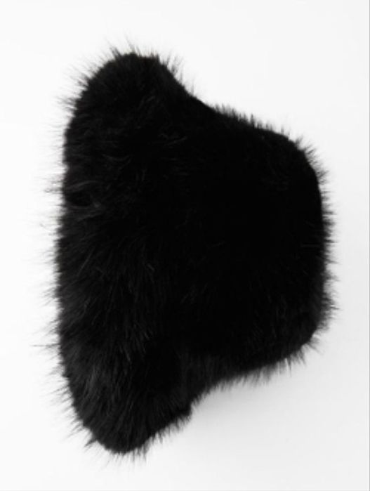 Чорна пухнаста стильна красота