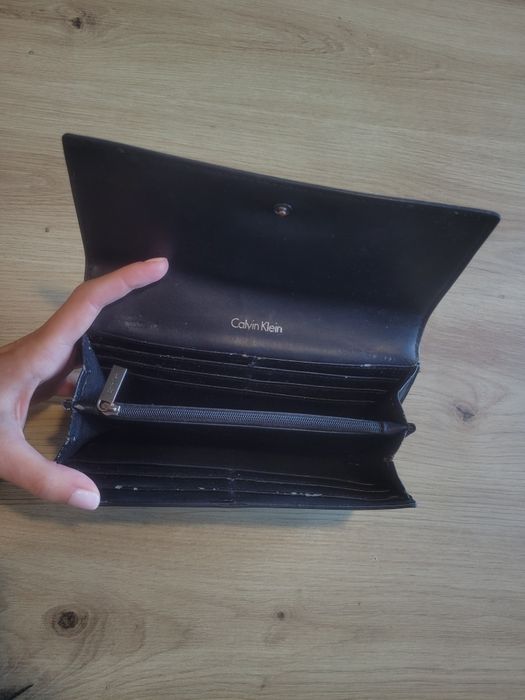 Czarny portfel calvin klein podłóżny
