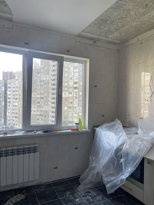 Продається простора 3-кімнатна квартира поруч із метро Теремки,