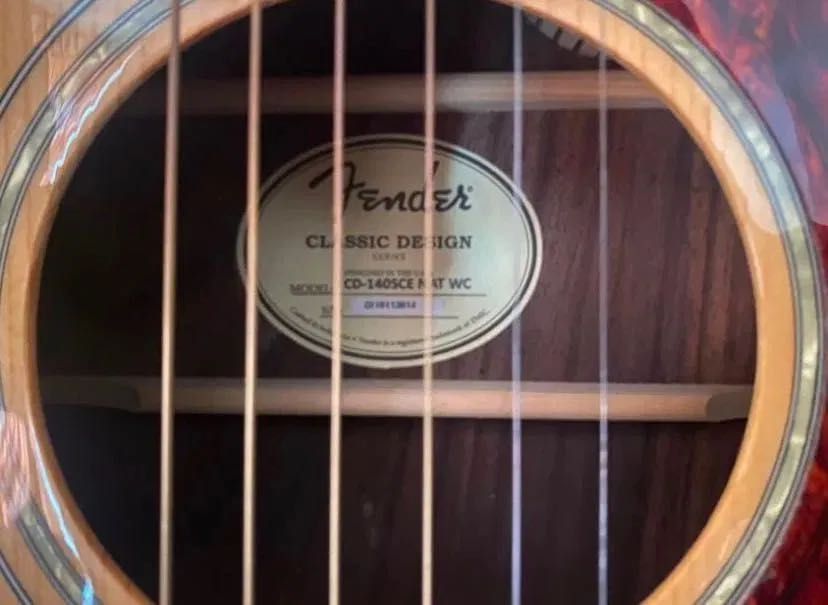 Guitarra semi-acústica FENDER