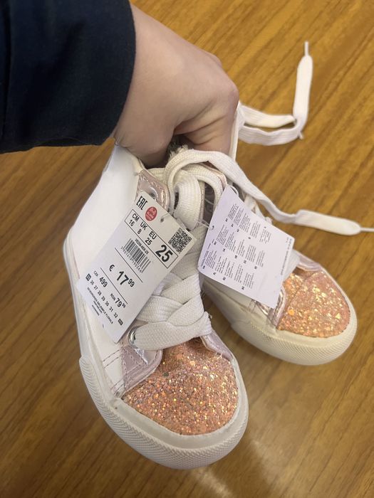 Нові кеди для дівчинки