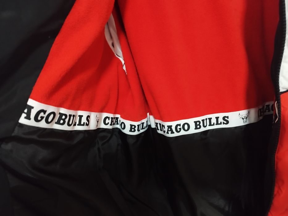 Puchowa kurtka CHICAGO BULLS z kolorowymi wstawkami