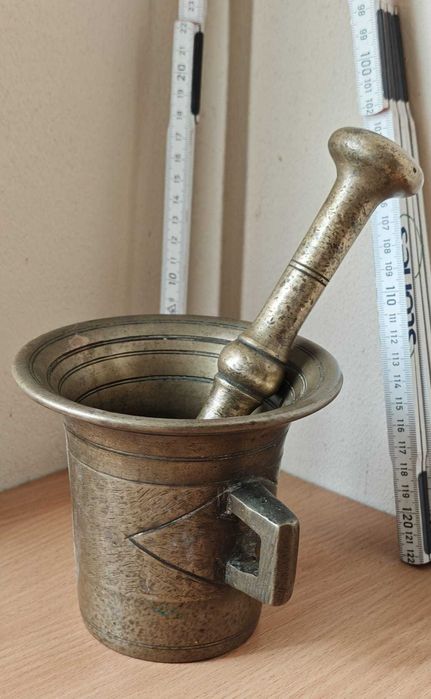 zabytkowy, mosiężny moździerz z tłuczkiem