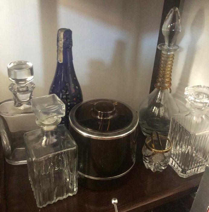 Jarros e taças de vidro de cristal