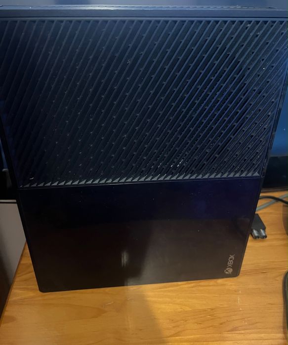 Xbox One 500GB + Comando + 2 Jogos
