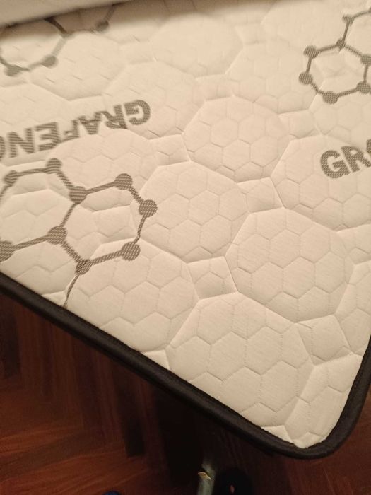 Cama de base em madeira e colchão 1,60 x 2,00m