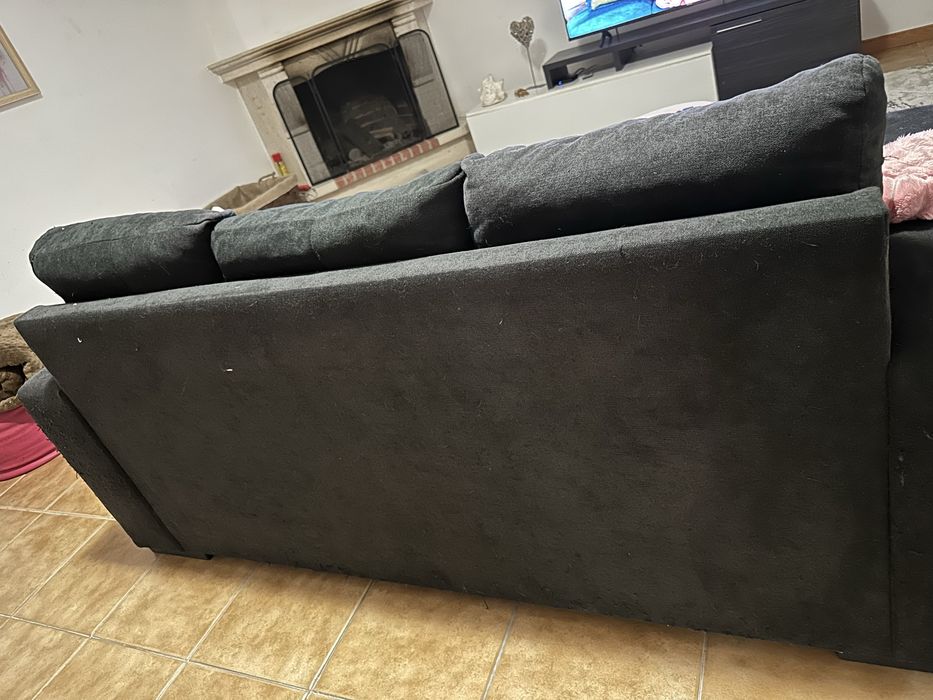 Sofá cor preta usado