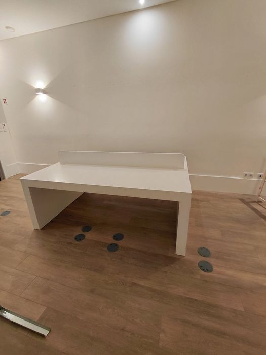 Duas mesas de escritório