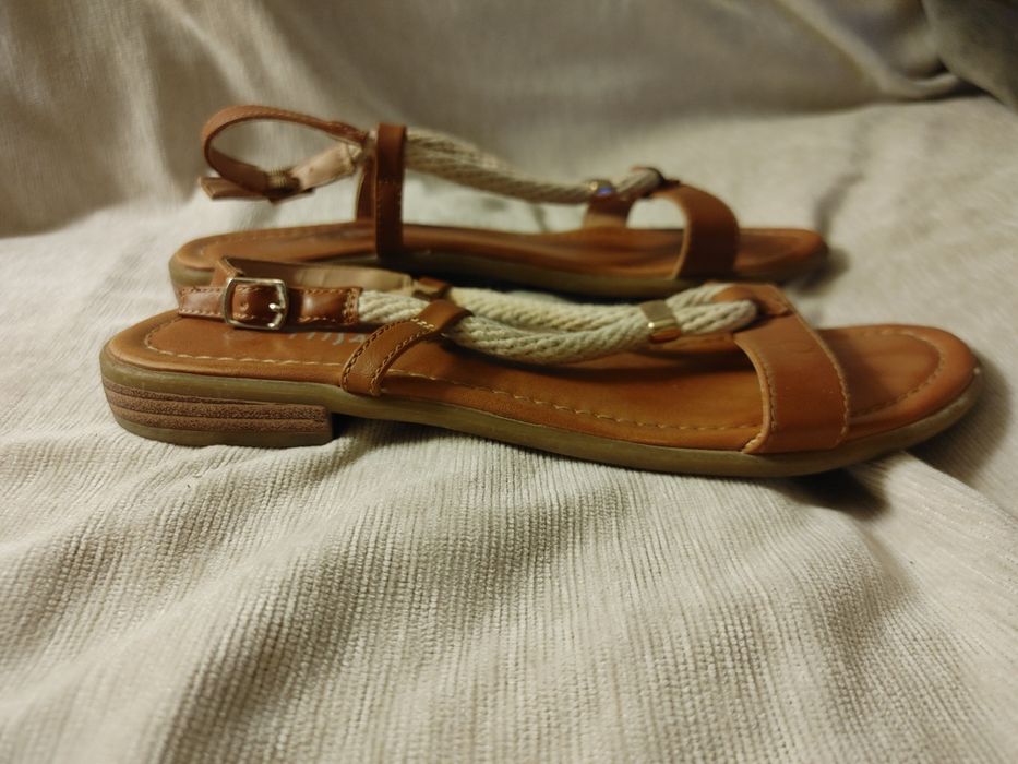 Sandálias rasas com tiras