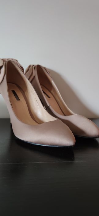 Sapatos com laço atrás