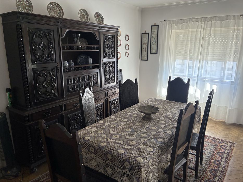 Movel de sala com mesa e 7 cadeiras de madeira de castanheiro puro
