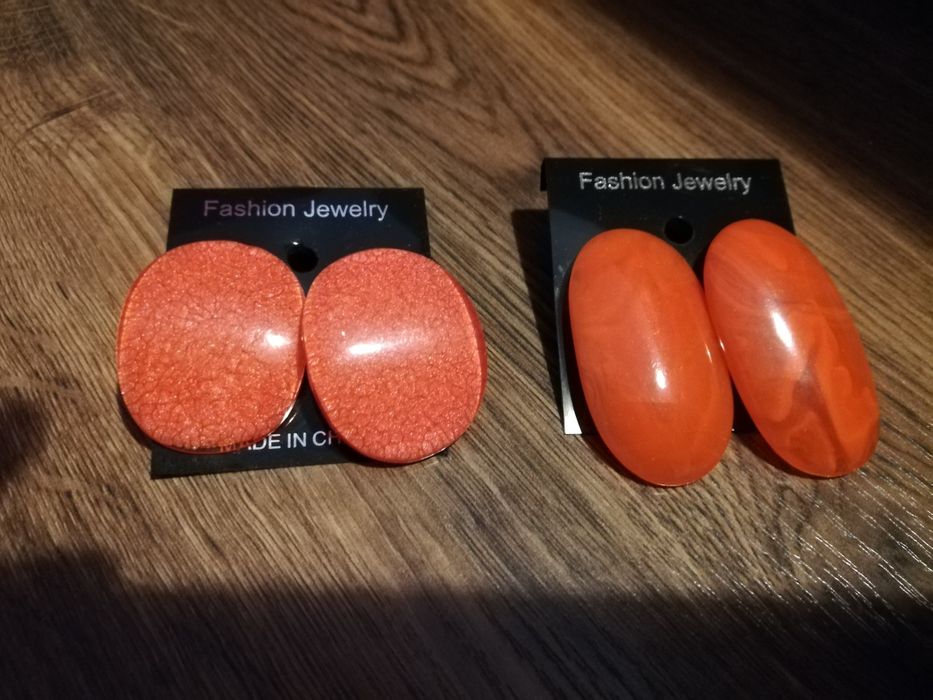 2 pary czerwonych kolczyków, jedne uszkodzone