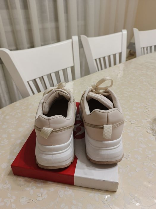 Кросівки жіночі. Б/у.