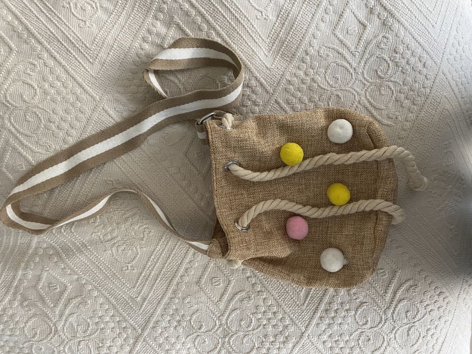 Lniana torebka na ramię z pomponami Only letnia