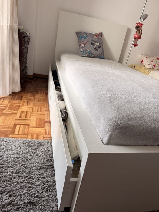 Cama solteiro com gavetas