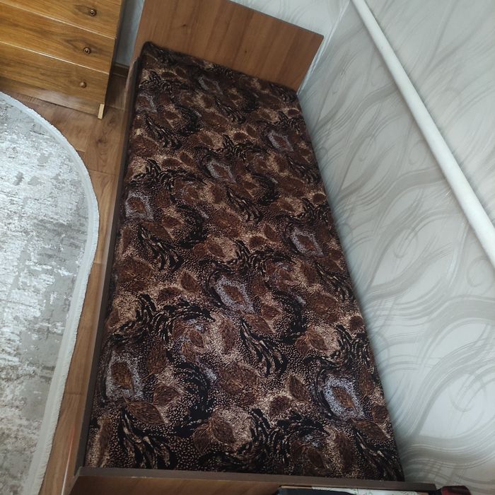 Одно спальне ліжко з матрацом
