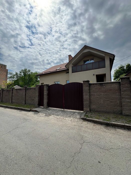 Продаж цегляного будинку на два входи в центральній частині міста.