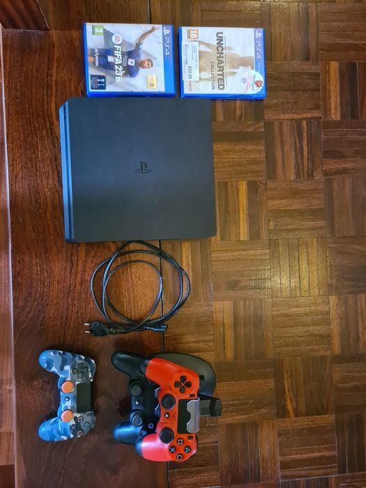 Playstation 4 Slim com 3 comandos