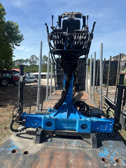 Semi reboque com grua florestal