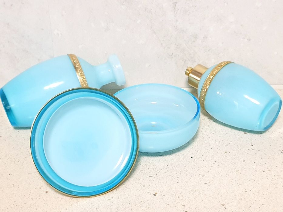 Lindissimo conjunto de perfume  em vidro opalino e armação dourada