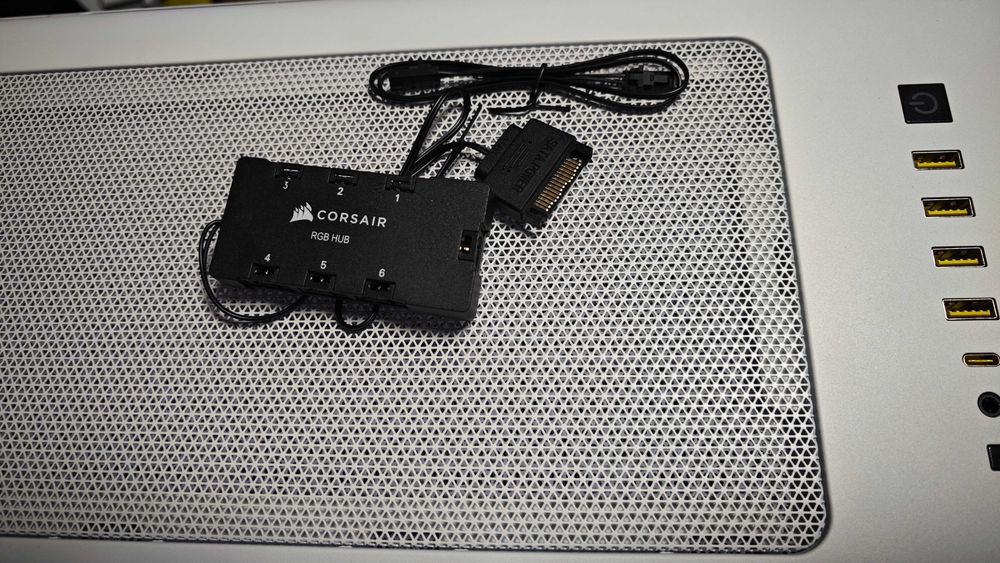 Corsair HUB RGB do wentylatorów 4 pin + wejście 3 pin