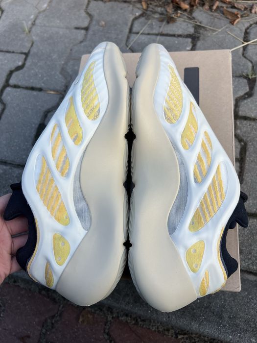 adidas Yeezy 700 V3 Safflower buty żółte niskie 46 2/3