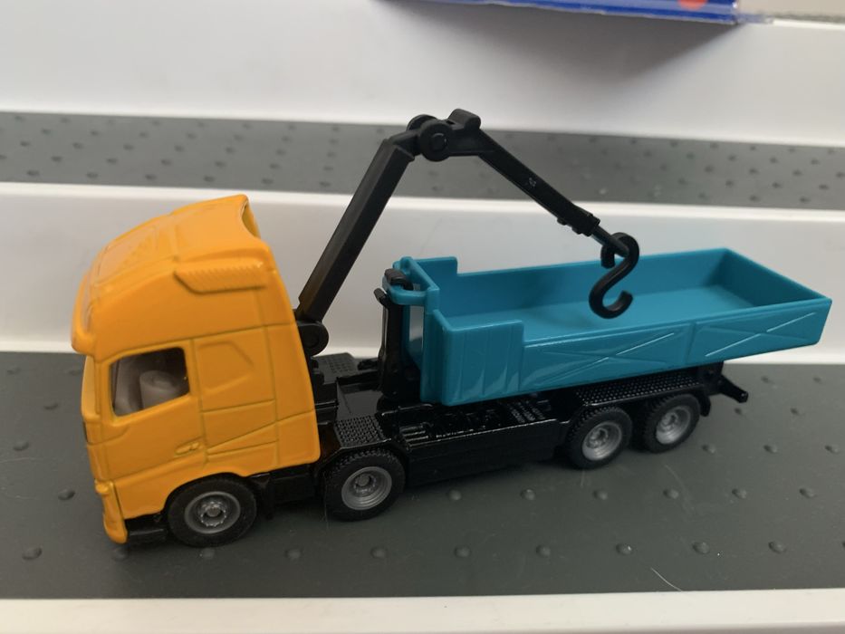 Siku Super Roll-off Tipper with Crane
