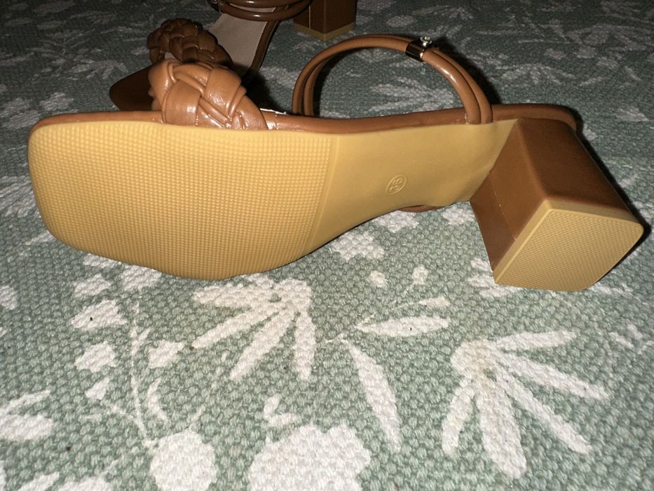 Sandálias/socas castanhas antiderapantes t36 novas