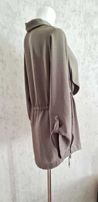 Lekka narzutka / katana w kolorze khaki z wiązaniem w pasie  Dunnes  L