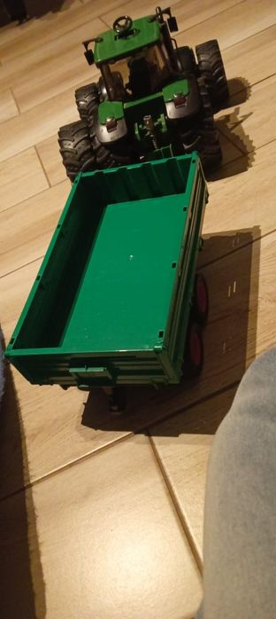 Traktor z przyczepą oraz dodatkowymi kołami  zabawka john deer