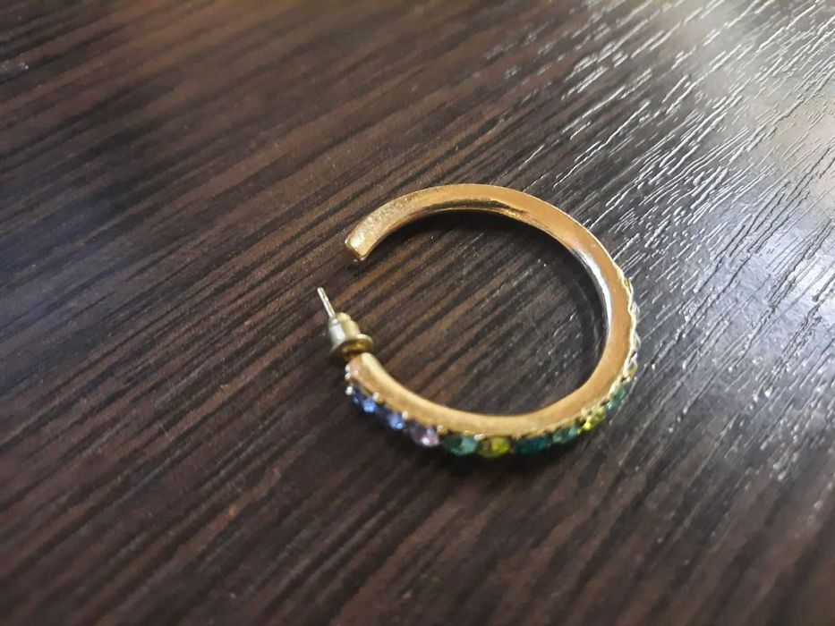 Одна сережка кольцо с разноцветными камушками серьги бижутерия