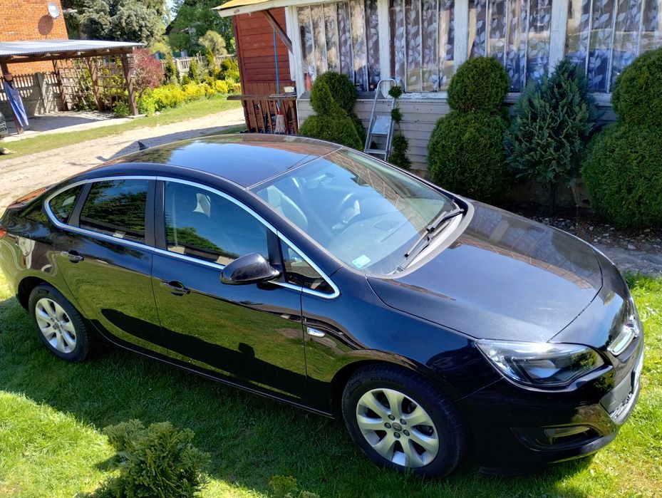 opel Astra 1,6 bogate wyposaż niski przebieg