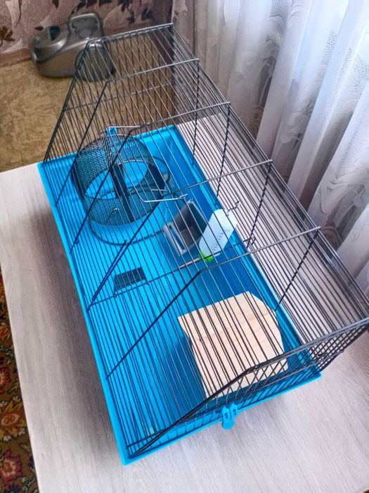 Большая клетка для домашних животных.