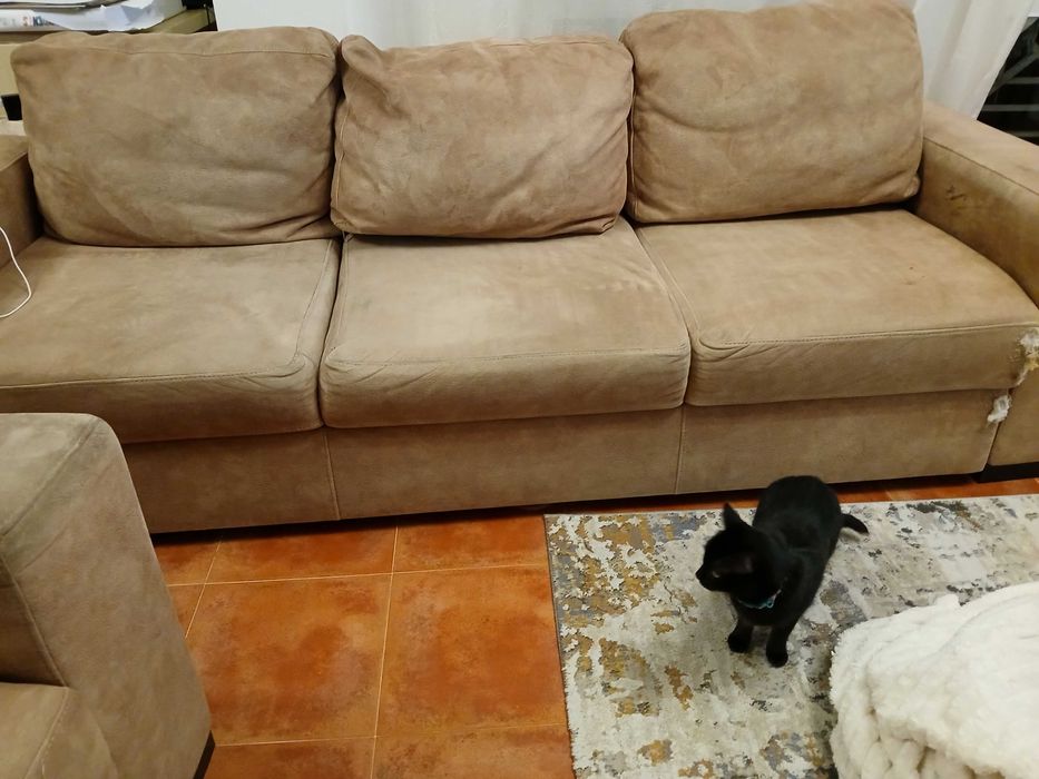 2 Sofás, um de 3 lugares e outro de 2 lugares