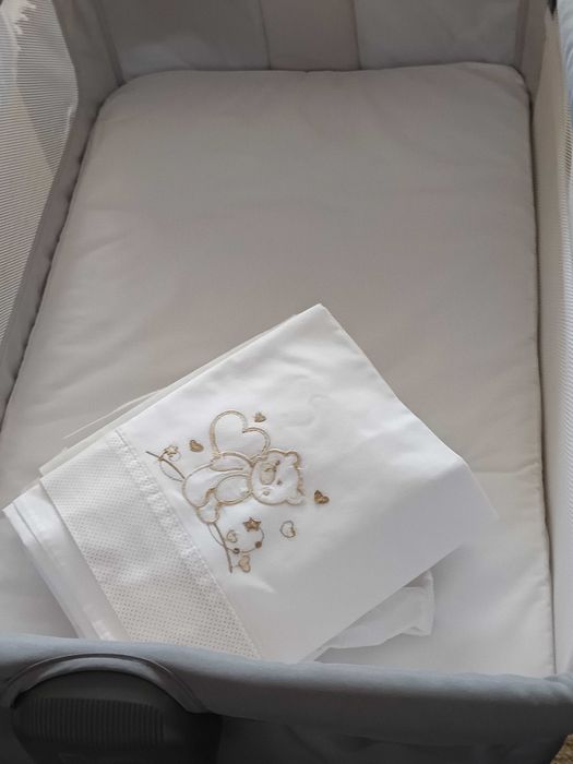Cama Chico Next to Me como nova + 2 conjuntos de lençóis