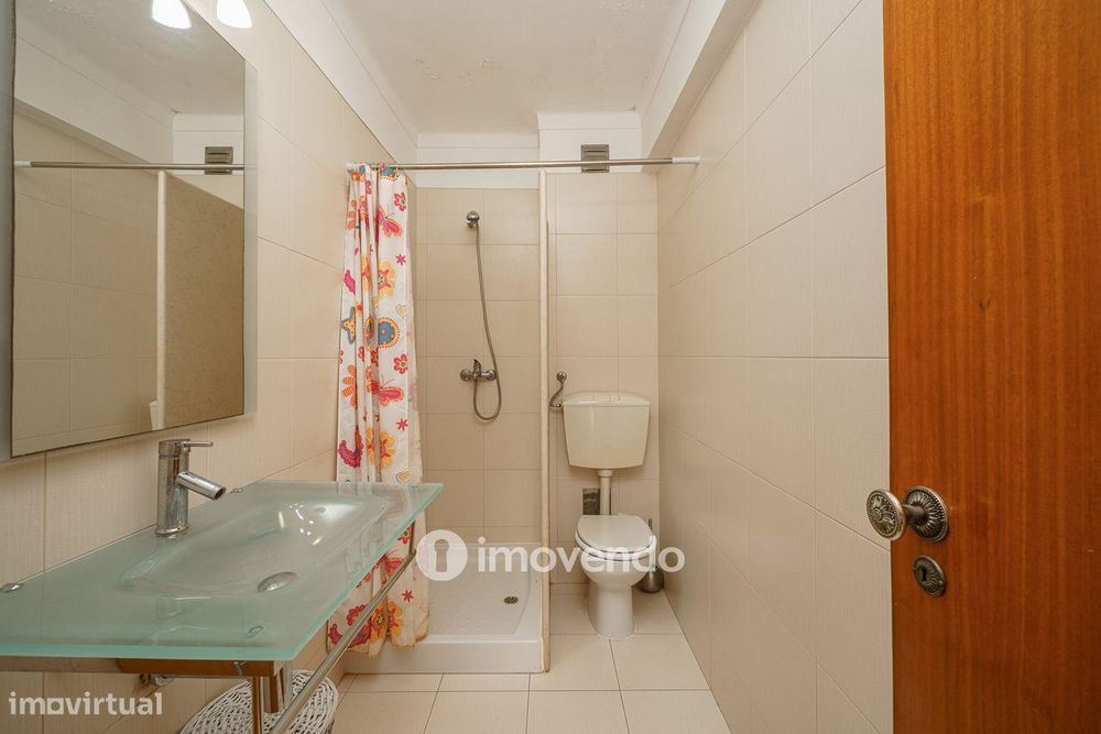 Apartamento T1 com varanda e a 200m da praia, no coração de Sesimbra