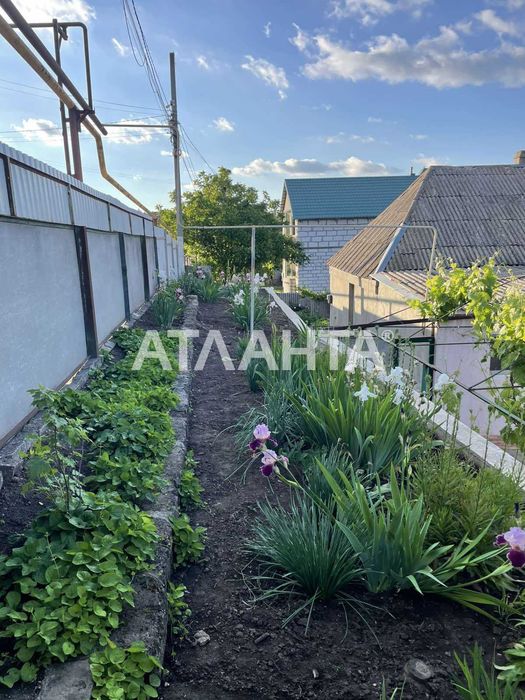 Можно под программы  Дом в Нерубайском с большим участком гараж.