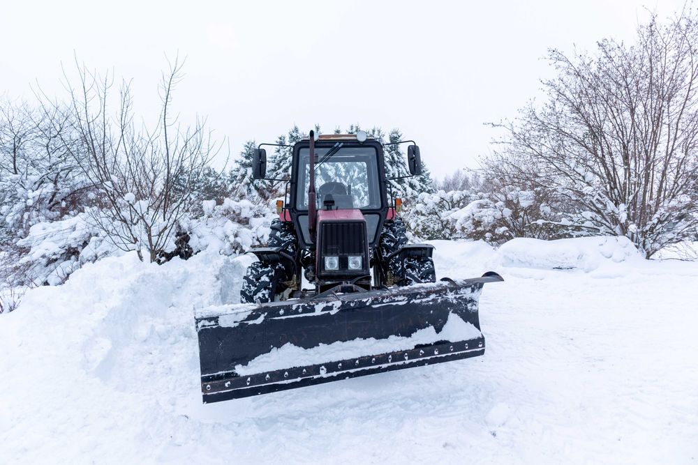 Ciągnik Belarus MTZ 820 + pług do śniegu 2010 r.