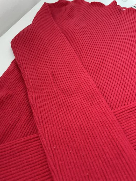 Жіночий червоний джемпер