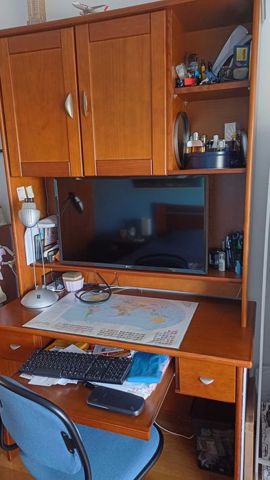 Secretária com arrumação e camiseiro em bom estado