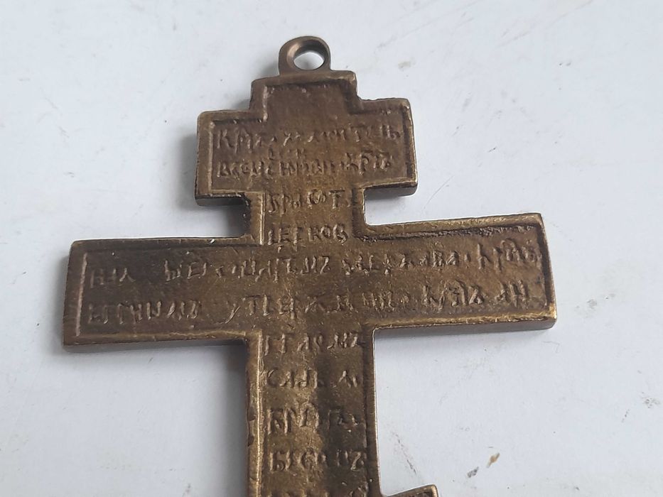 Mały krzyż prawosławny z Chrystusem, mosiężny malowany